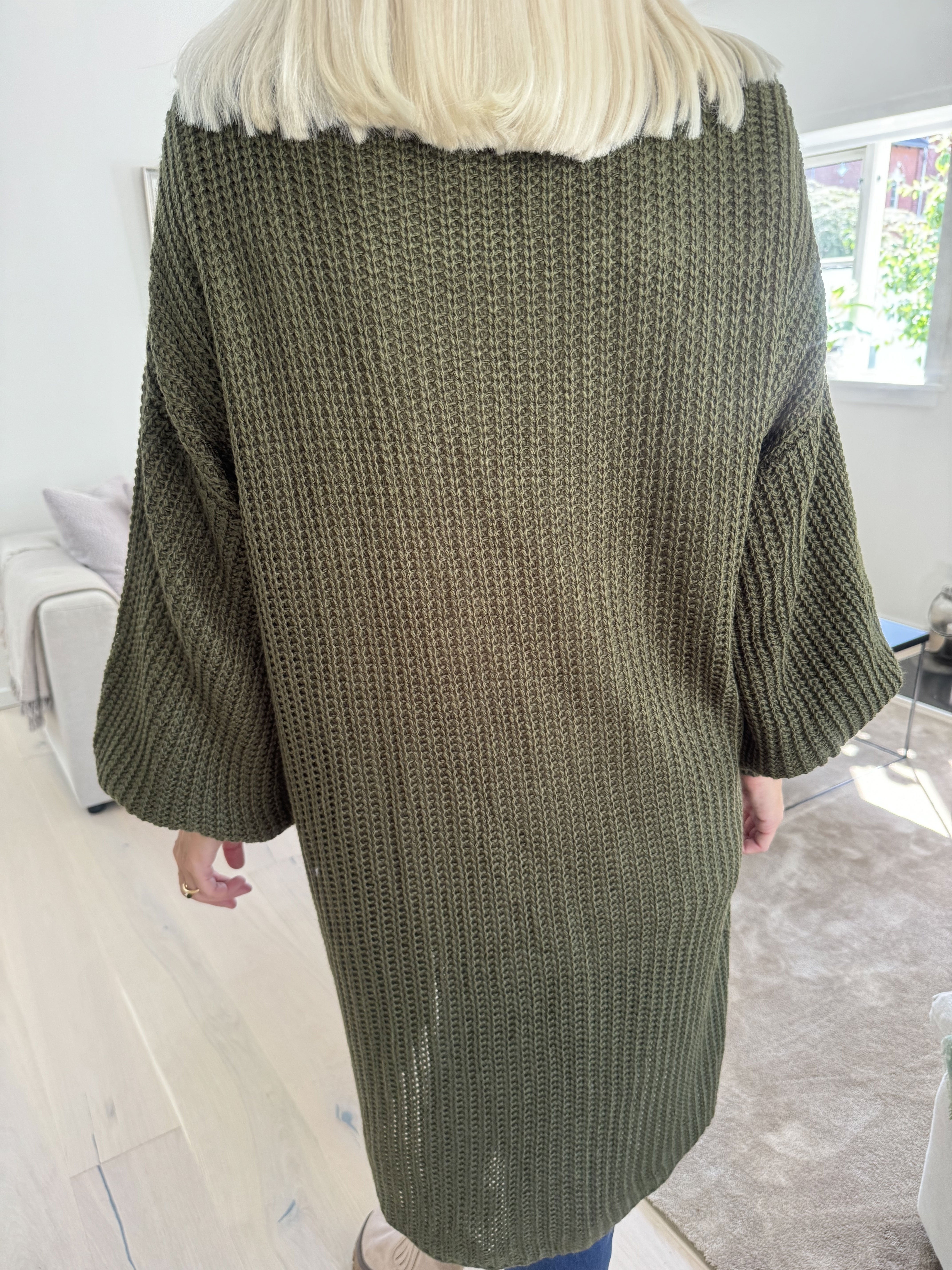 Sally Midi - Snygg stickad kofta med ballongärmar och fickor